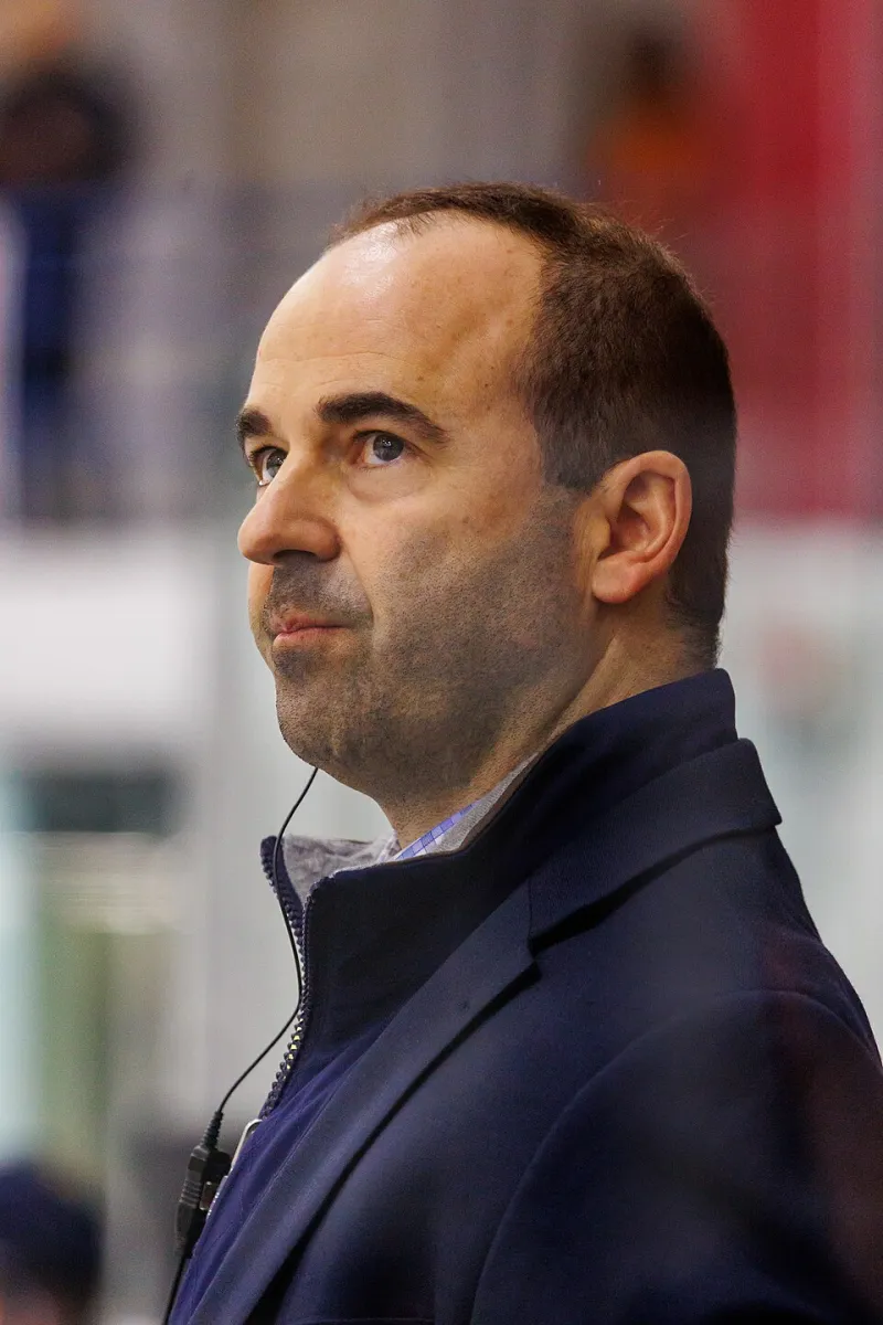 When the Bench Shakes: Surviving Coaching Changes and Team Drama in Chicago Youth Hockey
